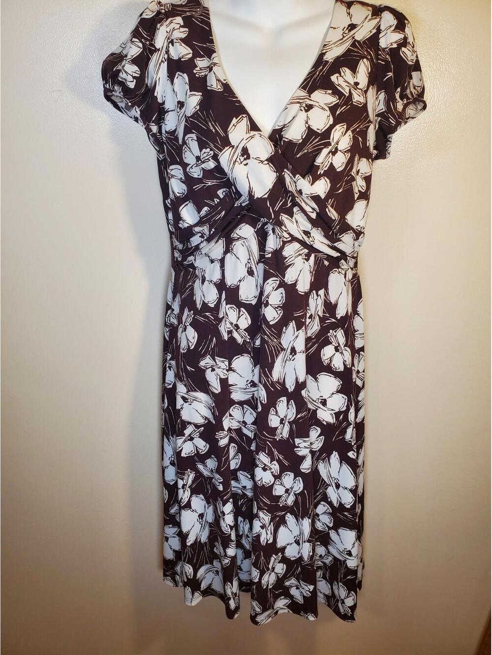 American Living Dress Womens Size 8 Brown Floral V Neck Short Sleeve Fit & Flare